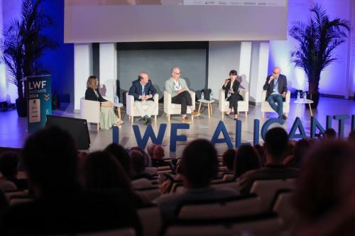 Mesas-redondas,-networking-con-los-ponentes-más-destacados-y-el-público-visitante_